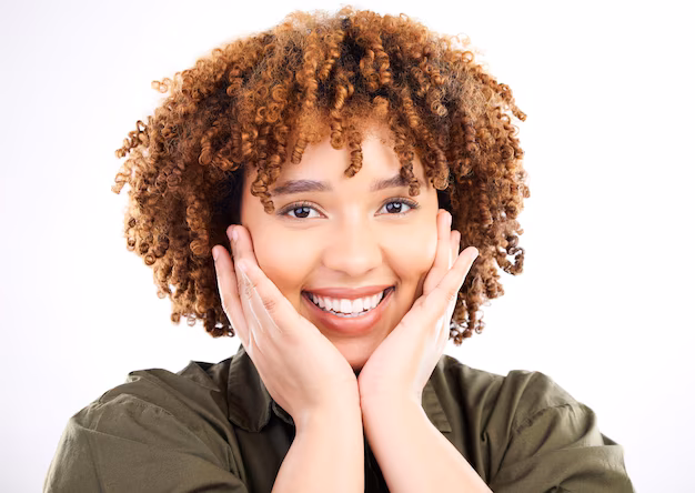 portrait-heureux-mains-visage-par-femme-noire-studio-espace-maquette-fond-blanc_590464-159746 portrait-heureux-mains-visage-par-femme-noire-studio-espace-maquette-fond-blanc_590464-159746